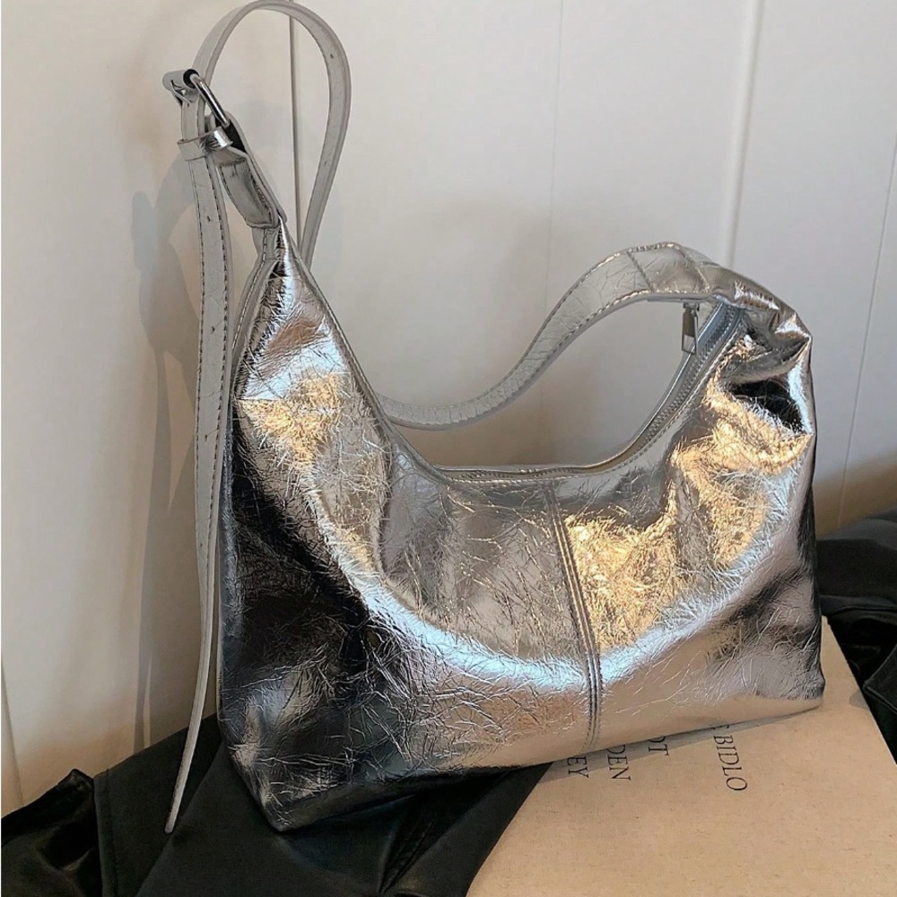 ๐ Metallic Silver Hobo Shoulder Bag - Picture 8 of 9